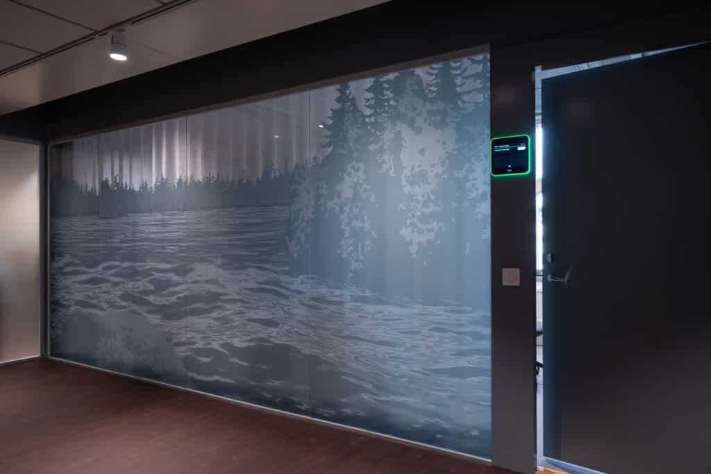 Glasparti med blåaktig dekor med sjödesign.