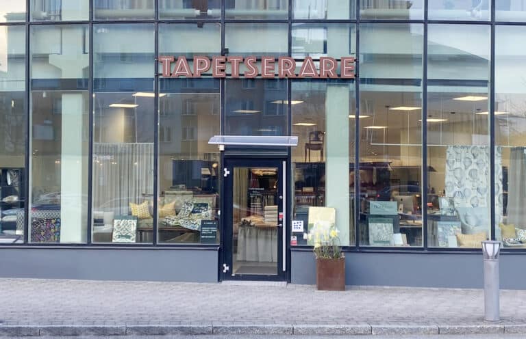 Husfasad med skylt 