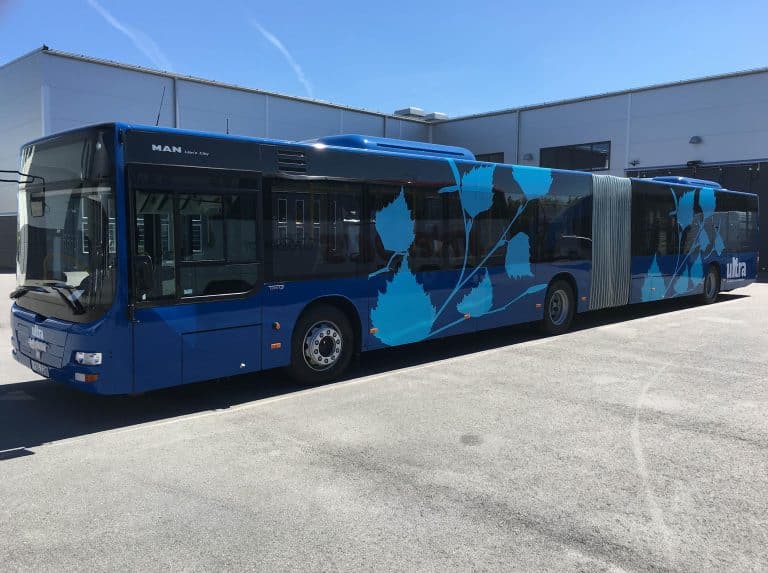 Blå linjebuss med ljusblå dekor