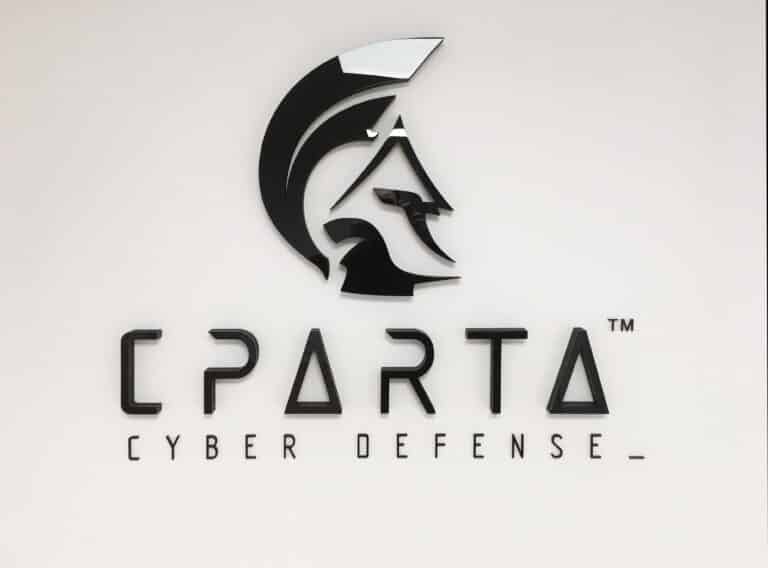 Väggskylt med text Cparta, cyber defense.