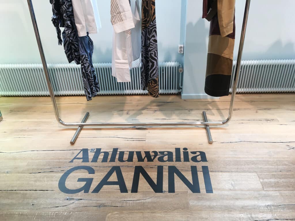 Golv med svart text Ahluwalia.