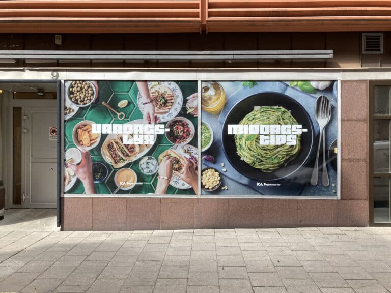 Butiksfönster med bilder tillhörande ICA Supermarket
