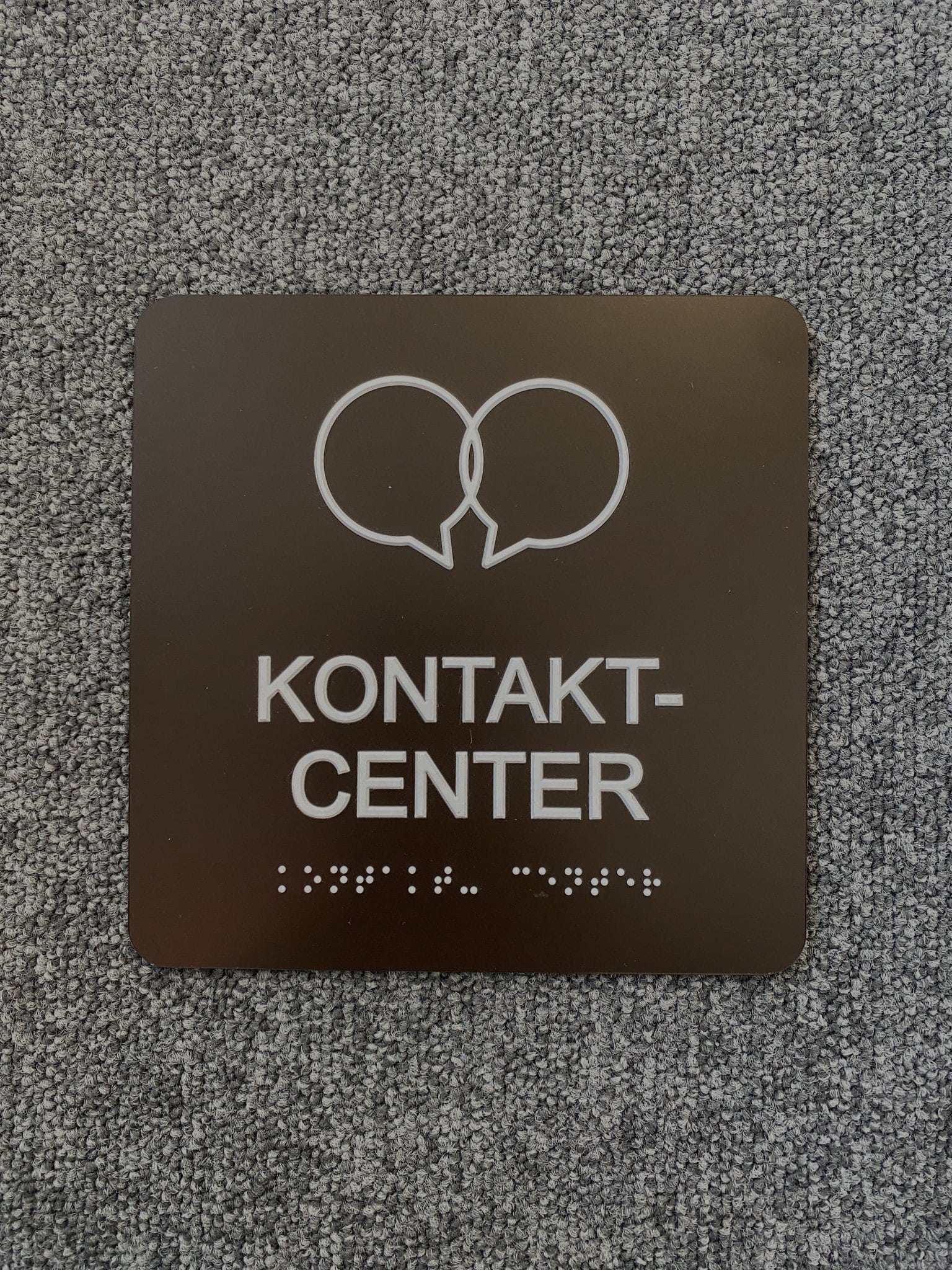 Mörklags bild på taktil skylt