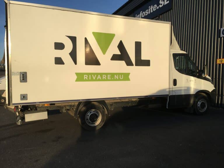 Vit lätt lastbil med logga: Rival