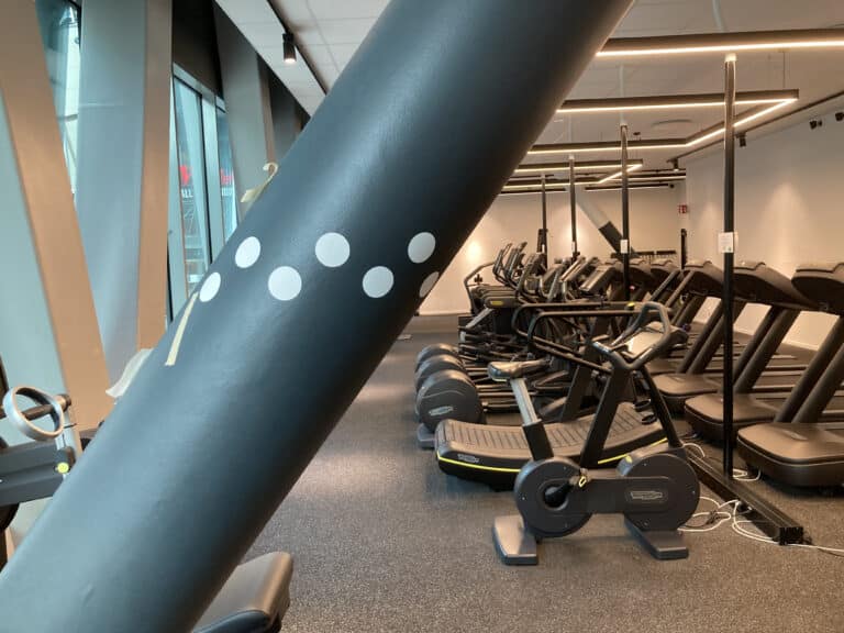 Ett gym med en sned pelare som är markerad med vita prickar