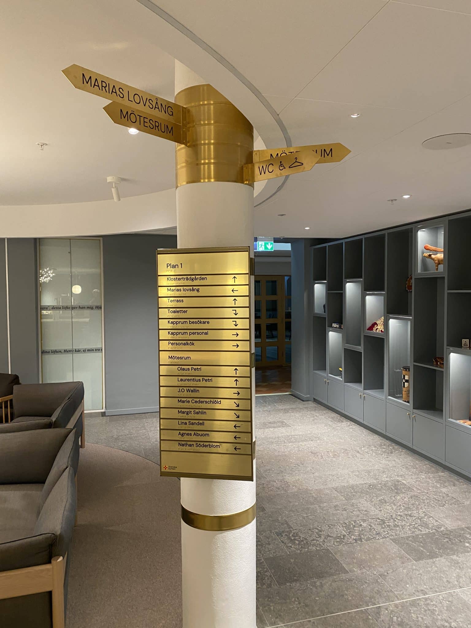 Pelare med navigationsskyltar