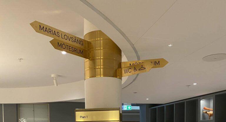 Pelare med navigationsskyltar