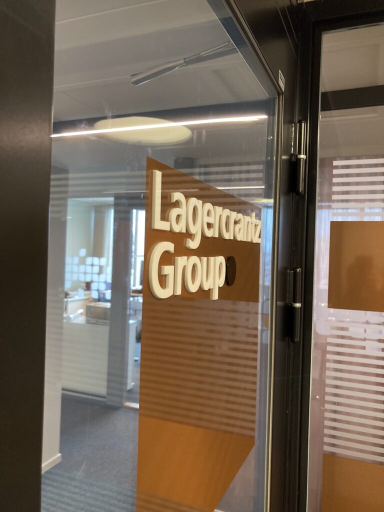 Glasdörr med logotyp Lagercrantz group.