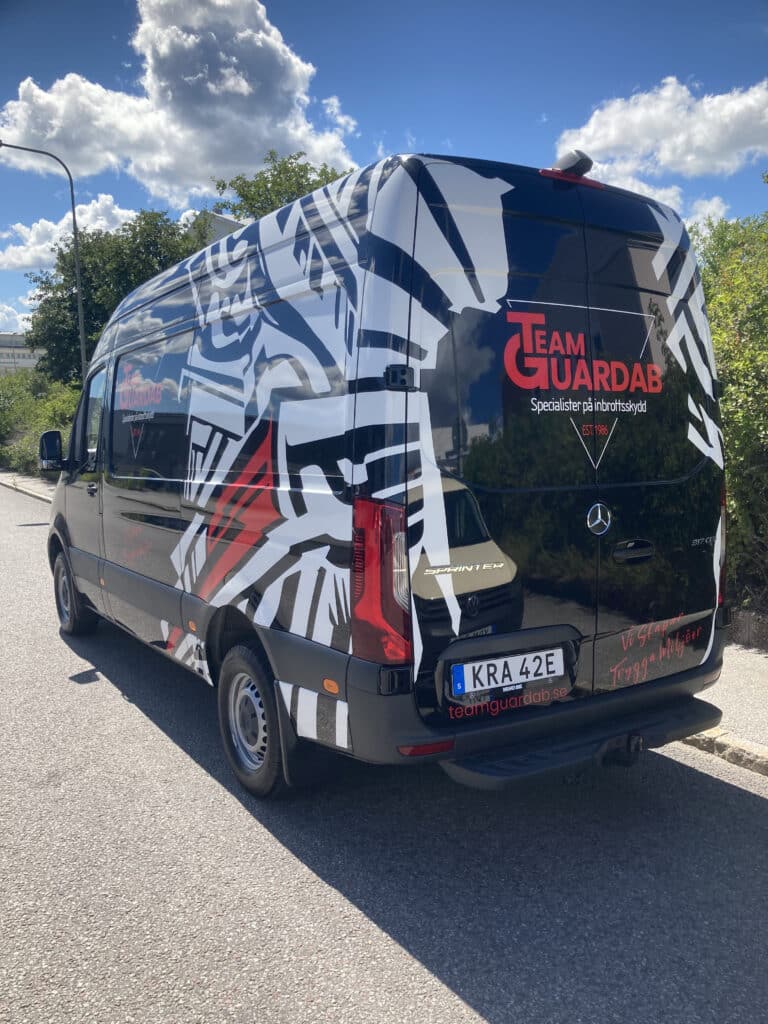 Svart skåpbil med dekor i rött och vitt