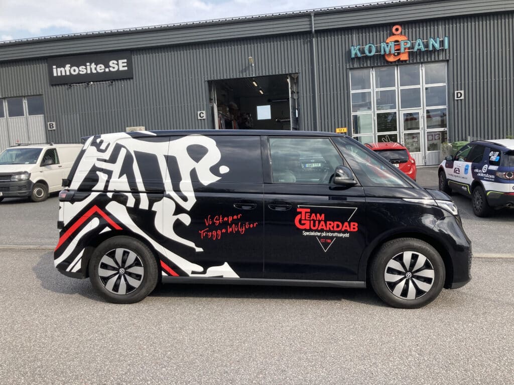 Svart skåpbil med bildekor i rött och vitt mönster