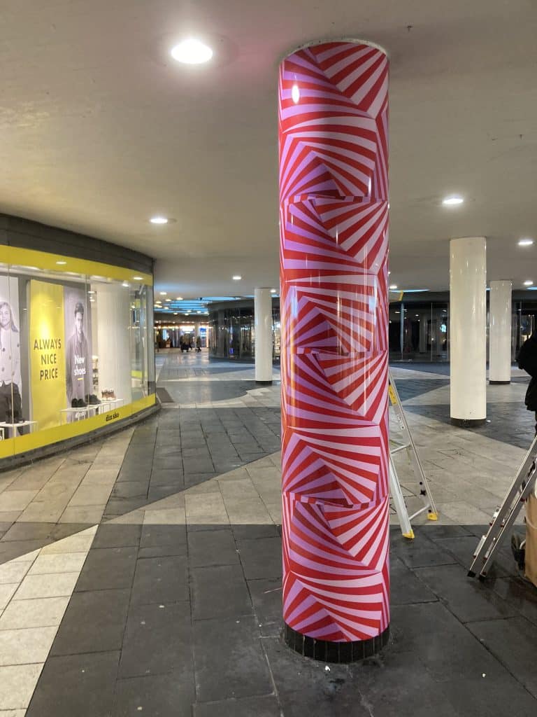 Pelare vid Sergels torg i stockholm klädd med dekor