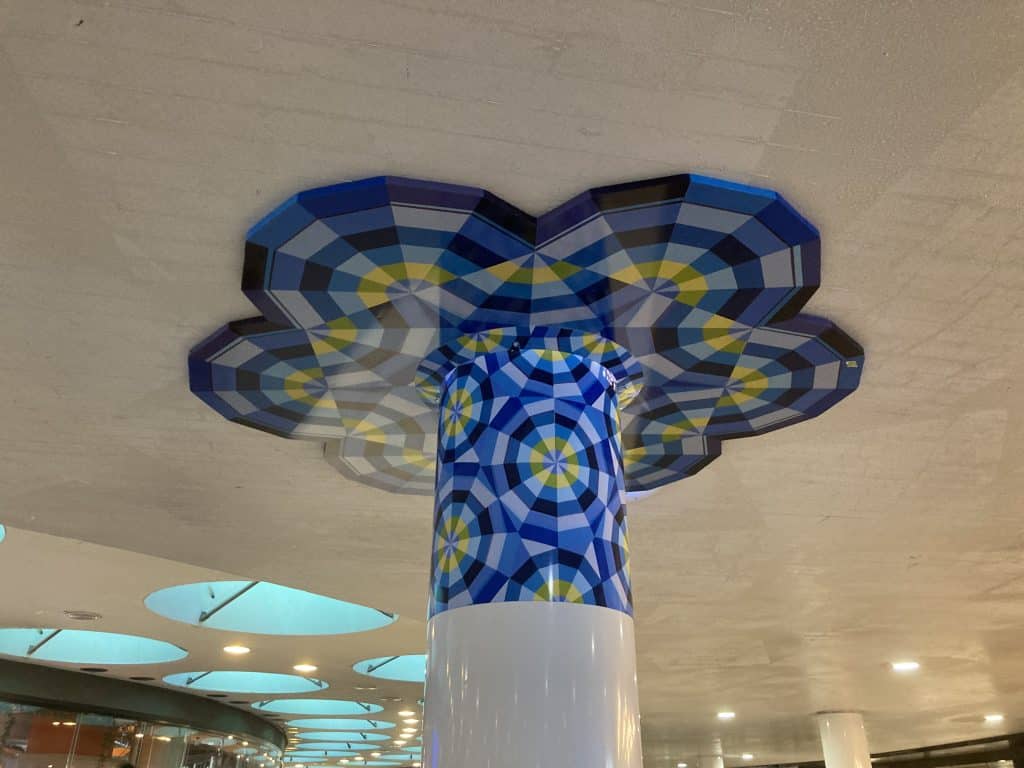 Pelare vid Sergels torg i stockholm med en dekorering i toppen.