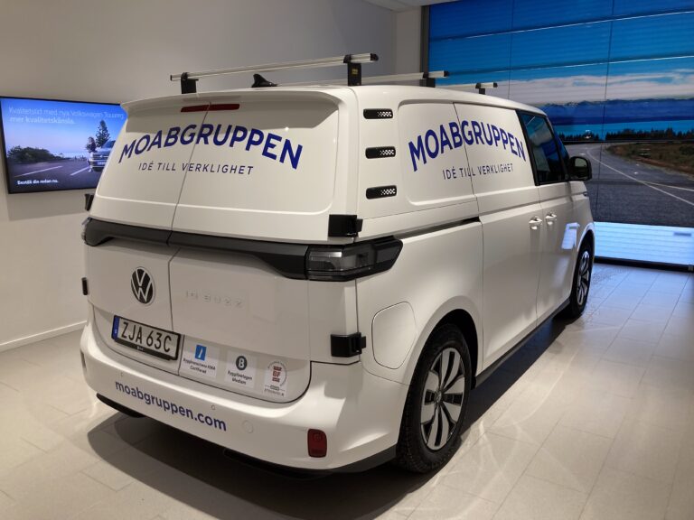 Vit transportbil med blå text Moabgruppen