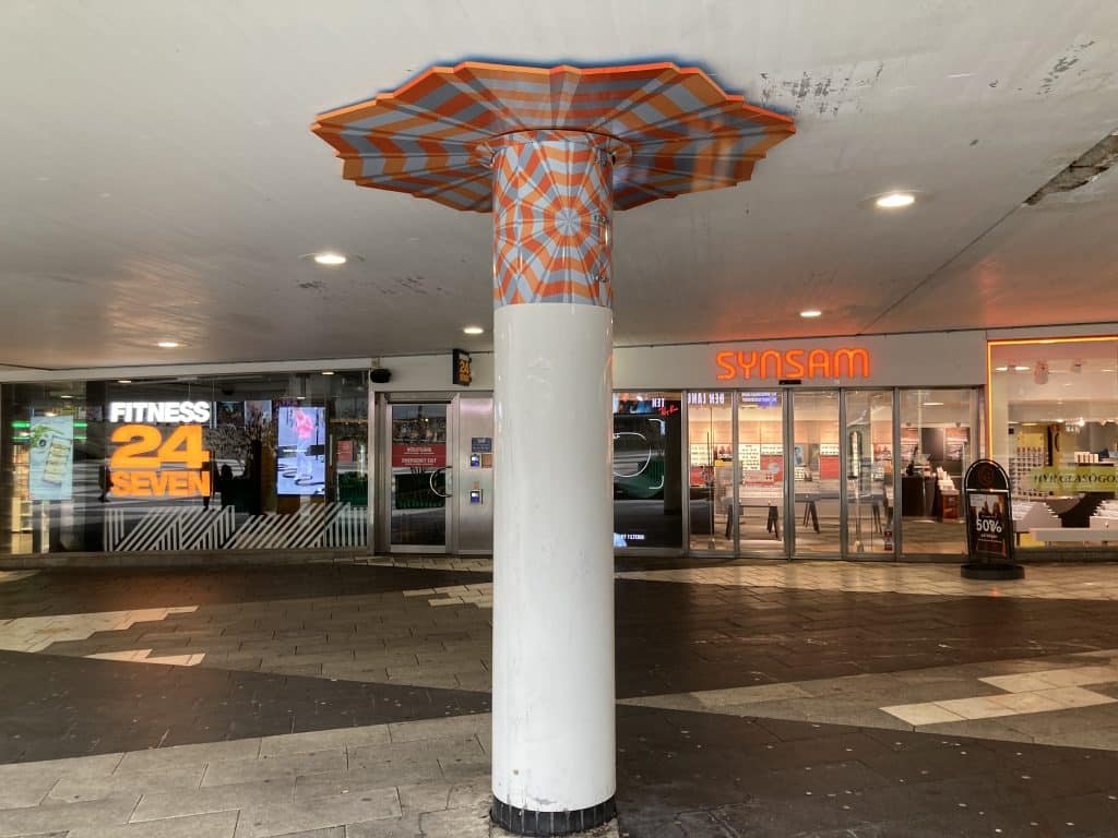 Pelare vid Sergels torg i stockholm med en dekorering i toppen.