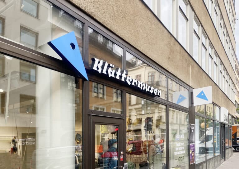 Husfasad med skylt: Klättermusen