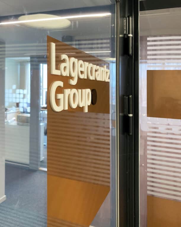 Glasdörr med logotyp Lagercrantz group.