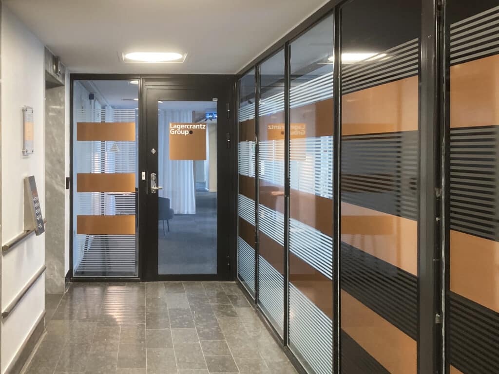 Entrédörr med omgivande glaspartier.