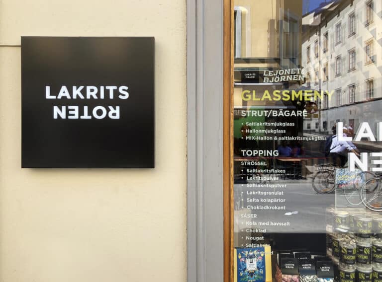Butiksvägg med skylt Lakritsroten