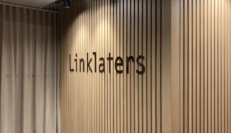 Spaljévägg med en skylt i mässingsbokstäver: Linklaters