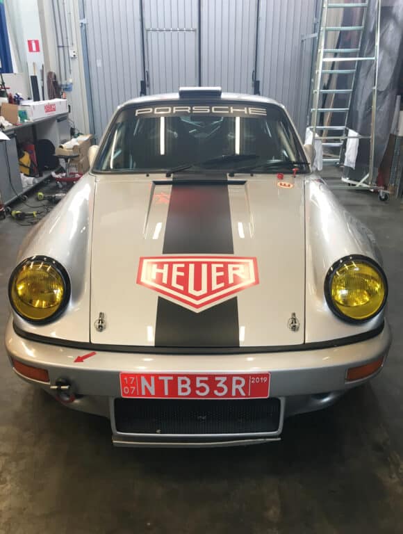Grå porsche med dekor i rött och svart