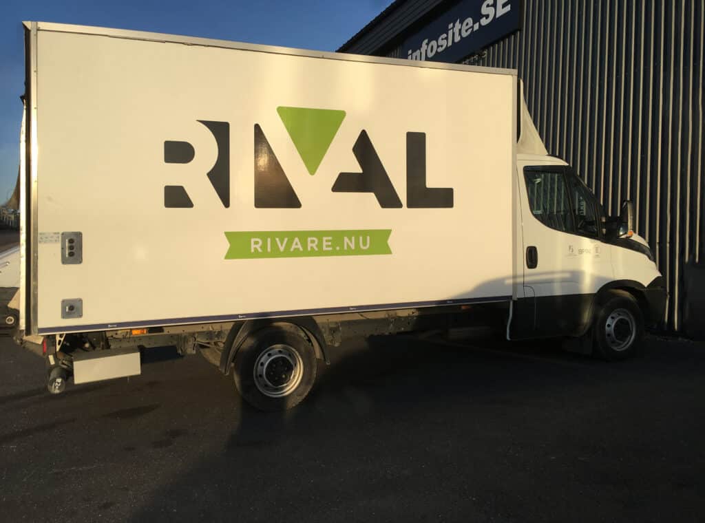 Vit lätt lastbil med logga: Rival