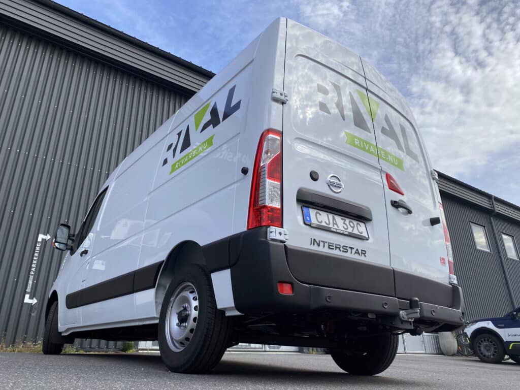 Stor vit transportbil med text Rival