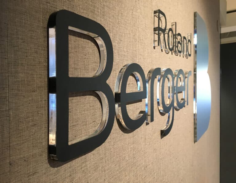 innervägg med skylt Roland Berger