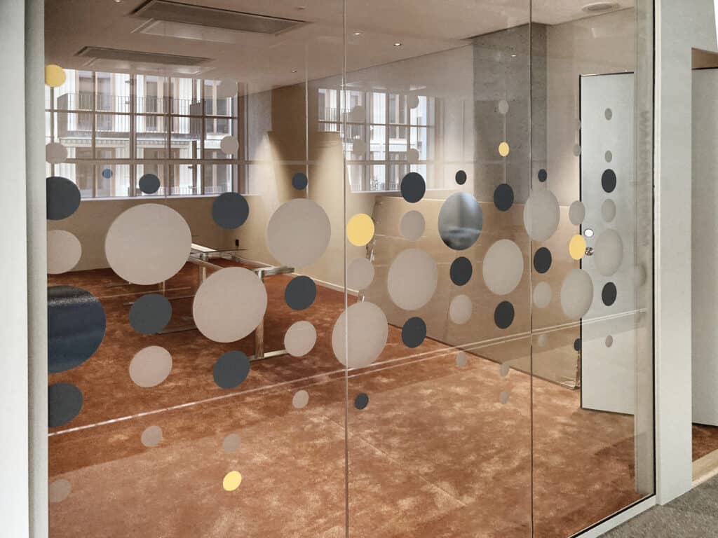 Glasparti med dekor i form av olika cirklar