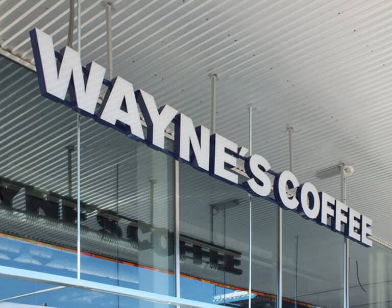 Fasad med en Wayne's coffeskylt