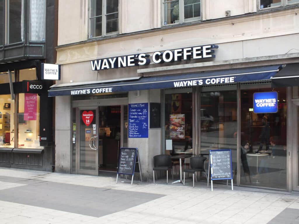 Gågata med butiksfront waynes coffee