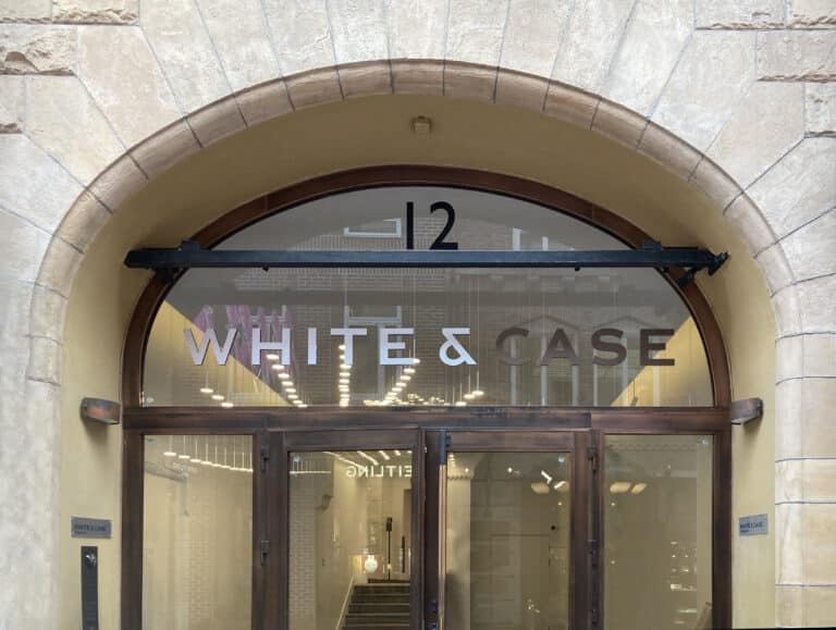 Entréparti i glas med logga överst White & Case